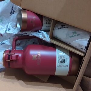 New Stanley Burgundy and Gold Vacuum Growler Holiday 3 Piece Gift Set 🪴